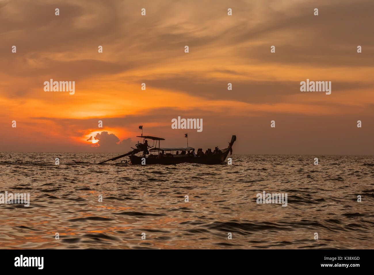 Traditionelle Thai Boot sunset beach Ao Nang Krabi Stockfoto