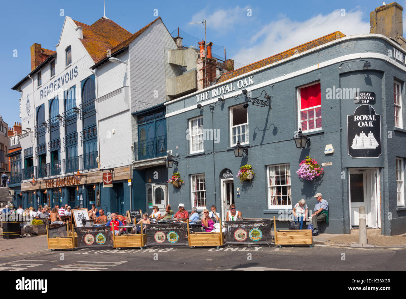 Harbourside Pub oder Bar, Dorchester, Dorset UK mit Touristen entspannen, im Sommer Stockfoto