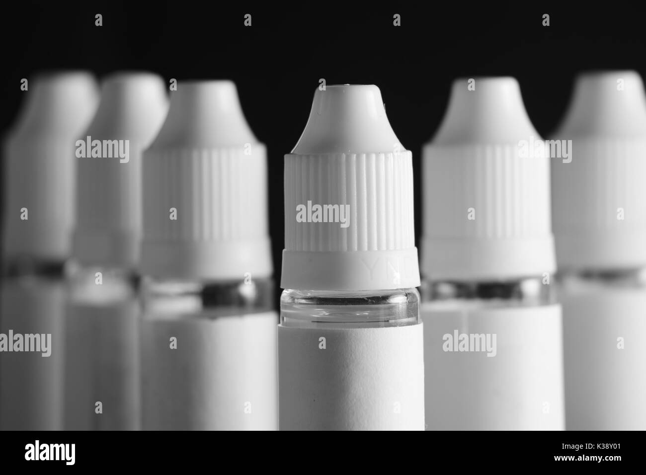 E liquid Flaschen für vaping Geräte, e Zigarette, elektronische Zigarette, über einem schwarzen Hintergrund. Stockfoto