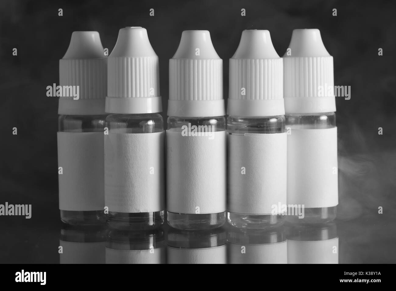 E liquid Flaschen für vaping Geräte, e Zigarette, elektronische Zigarette, über einem schwarzen Hintergrund. Stockfoto