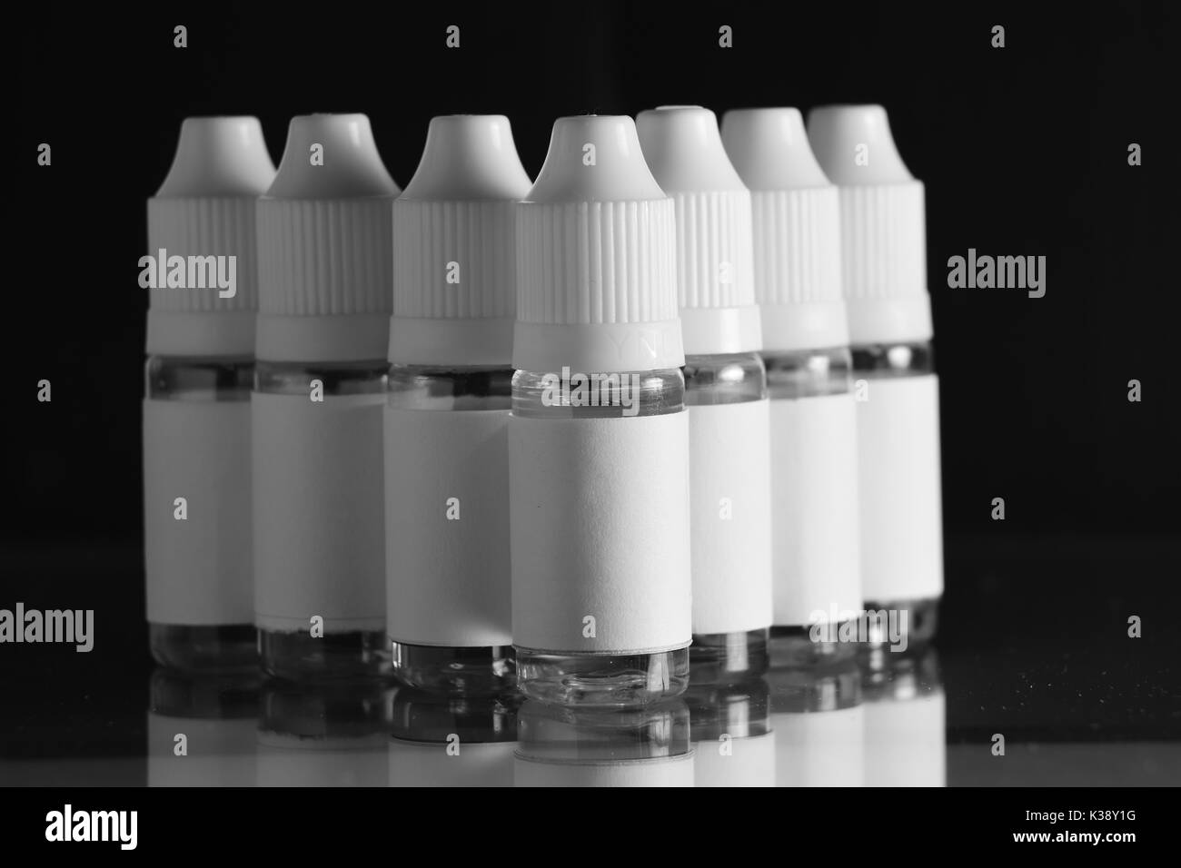 E liquid Flaschen für vaping Geräte, e Zigarette, elektronische Zigarette, über einem schwarzen Hintergrund. Stockfoto