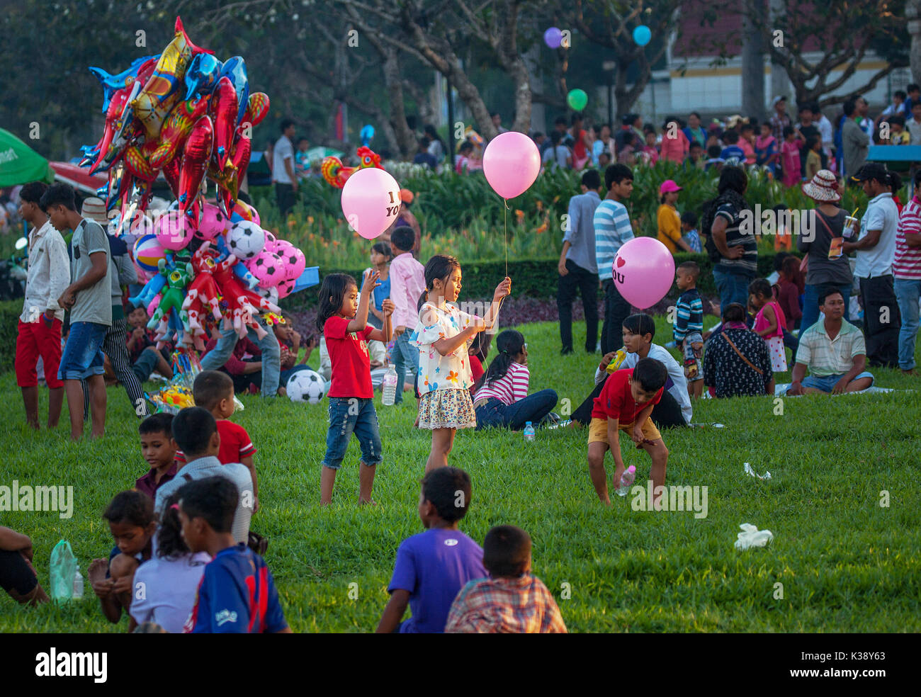 Kinder spielen mit Luftballons in den Siem River Park während Bon Om Tuk, dem jährlichen Water Festival, in Kambodscha. Stockfoto