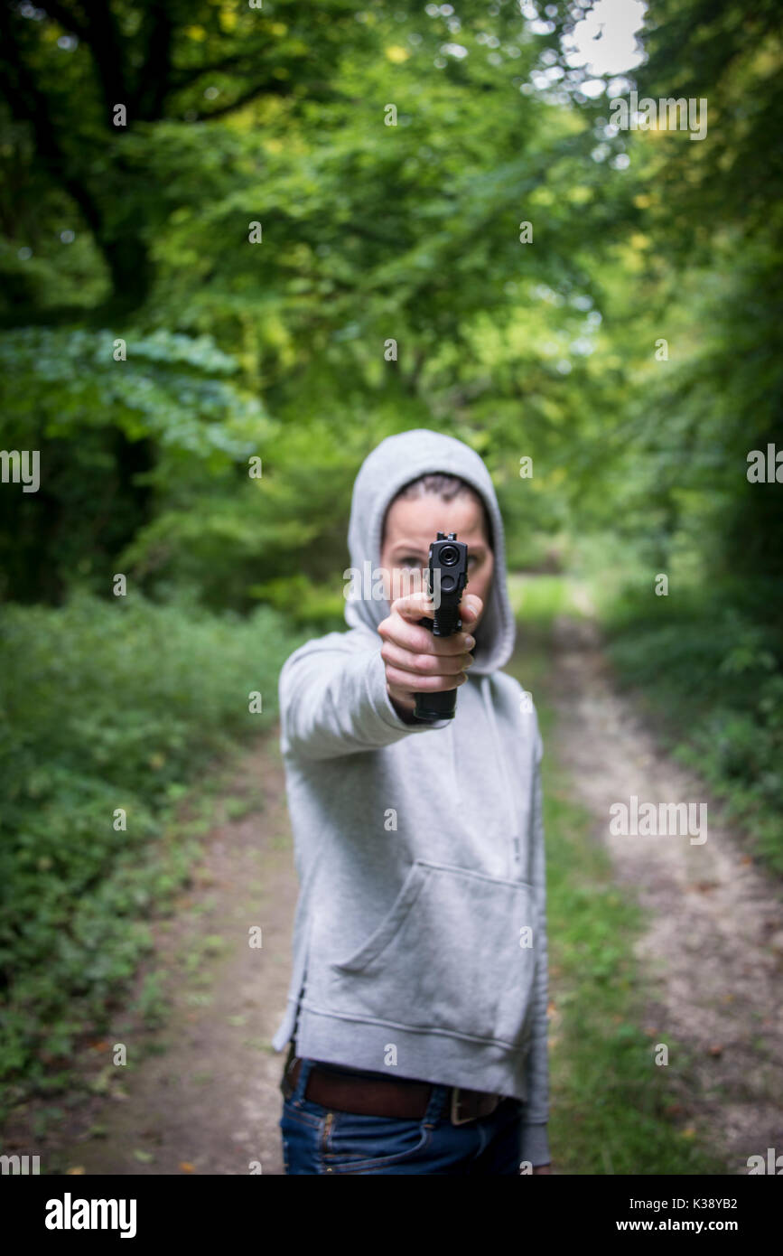 Frau trägt ein Hoodie schießen eine Pistole Stockfoto