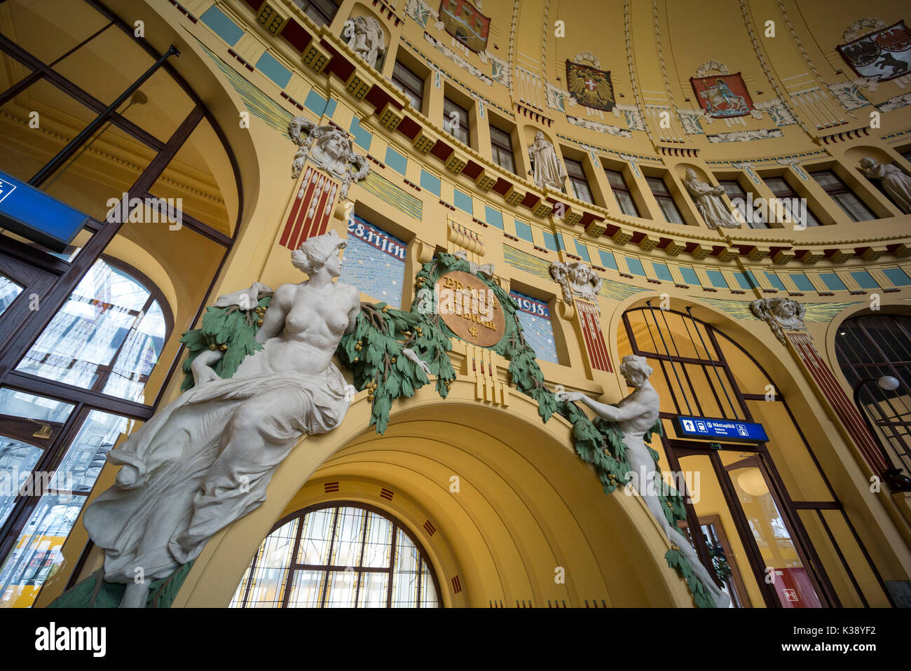 Prag. Der Tschechischen Republik. Interieur im Jugendstil der Prager Hauptbahnhof Praha Hlavní nádraží, entworfen von tschechischen Architekten Josef Fanta 1901-1909. Stockfoto