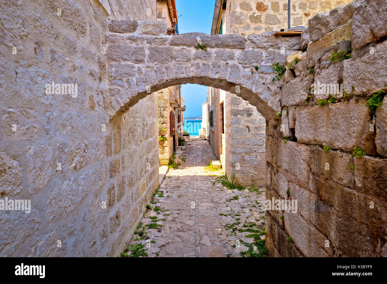 Schmale Stein mediterranen Straße in Prvic Sepurine Dorf, Archipel von Sibenik Kroatien Stockfoto