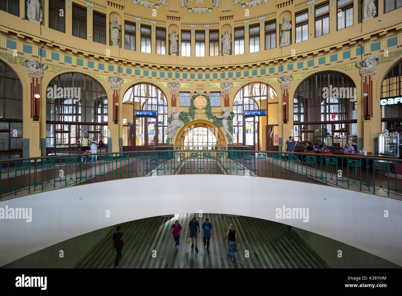 Prag. Der Tschechischen Republik. Interieur im Jugendstil der Prager Hauptbahnhof Praha Hlavní nádraží, entworfen von tschechischen Architekten Josef Fanta 1901-1909. Stockfoto