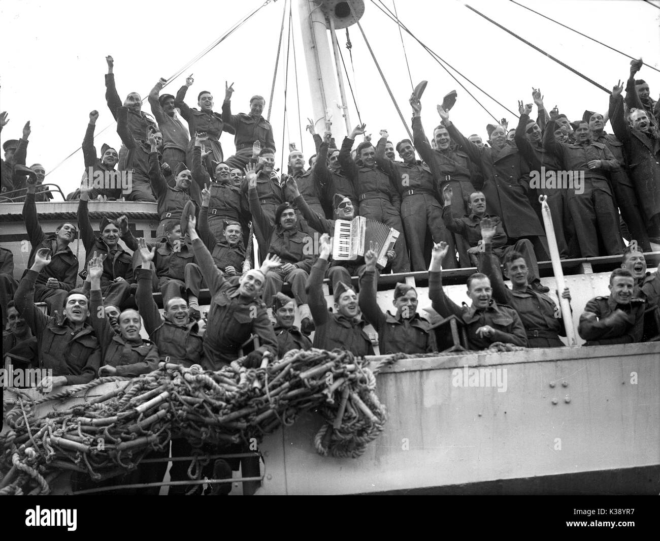 Britische Infanterie Soldaten Rückkehr an Bord Truppentransporter im Zweiten Weltkrieg Stockfoto