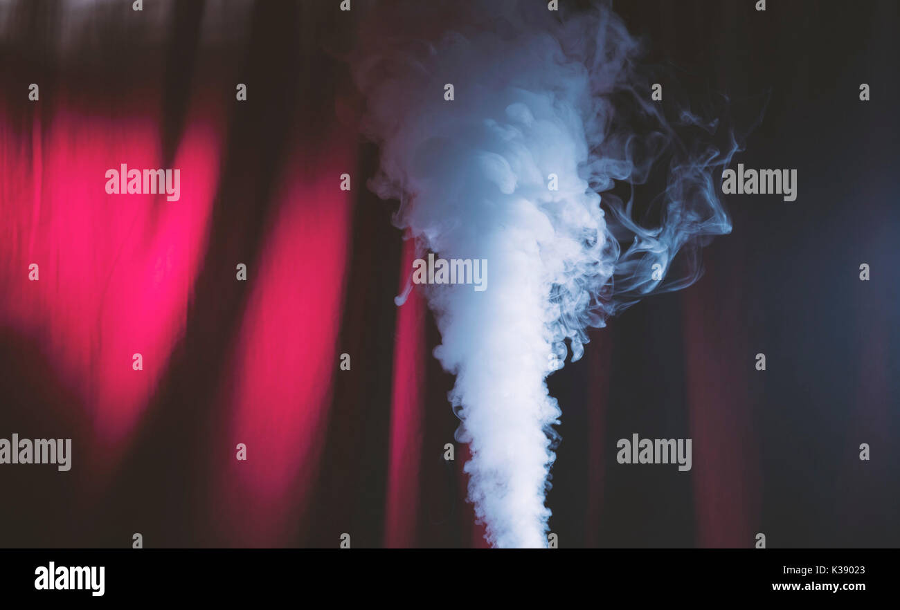Vaping Wolke von Rauchen elektronische Zigarette auf einem dunklen roten Hintergrund. Könnte für vaping Geschäfte verwendet werden. Stockfoto