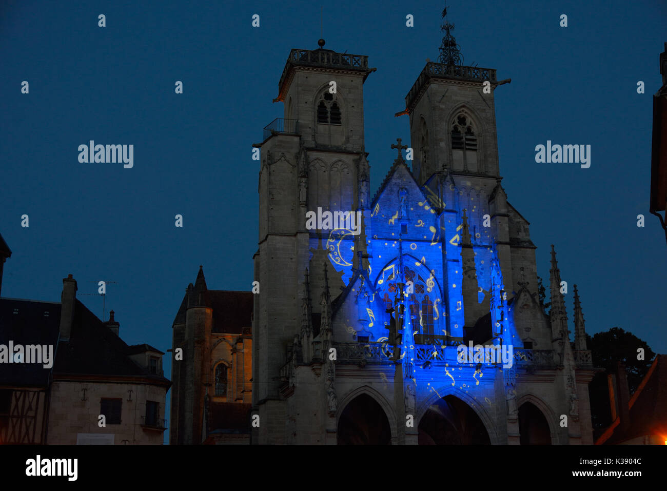 Ton- und Lichtshow in der Kirche Notre Dame (1225), Semur-en-Auxois FR Stockfoto