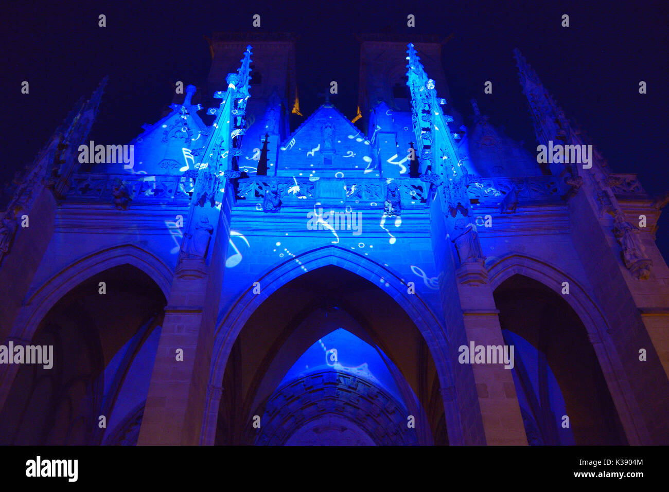 Ton- und Lichtshow in der Kirche Notre Dame (1225), Semur-en-Auxois FR Stockfoto