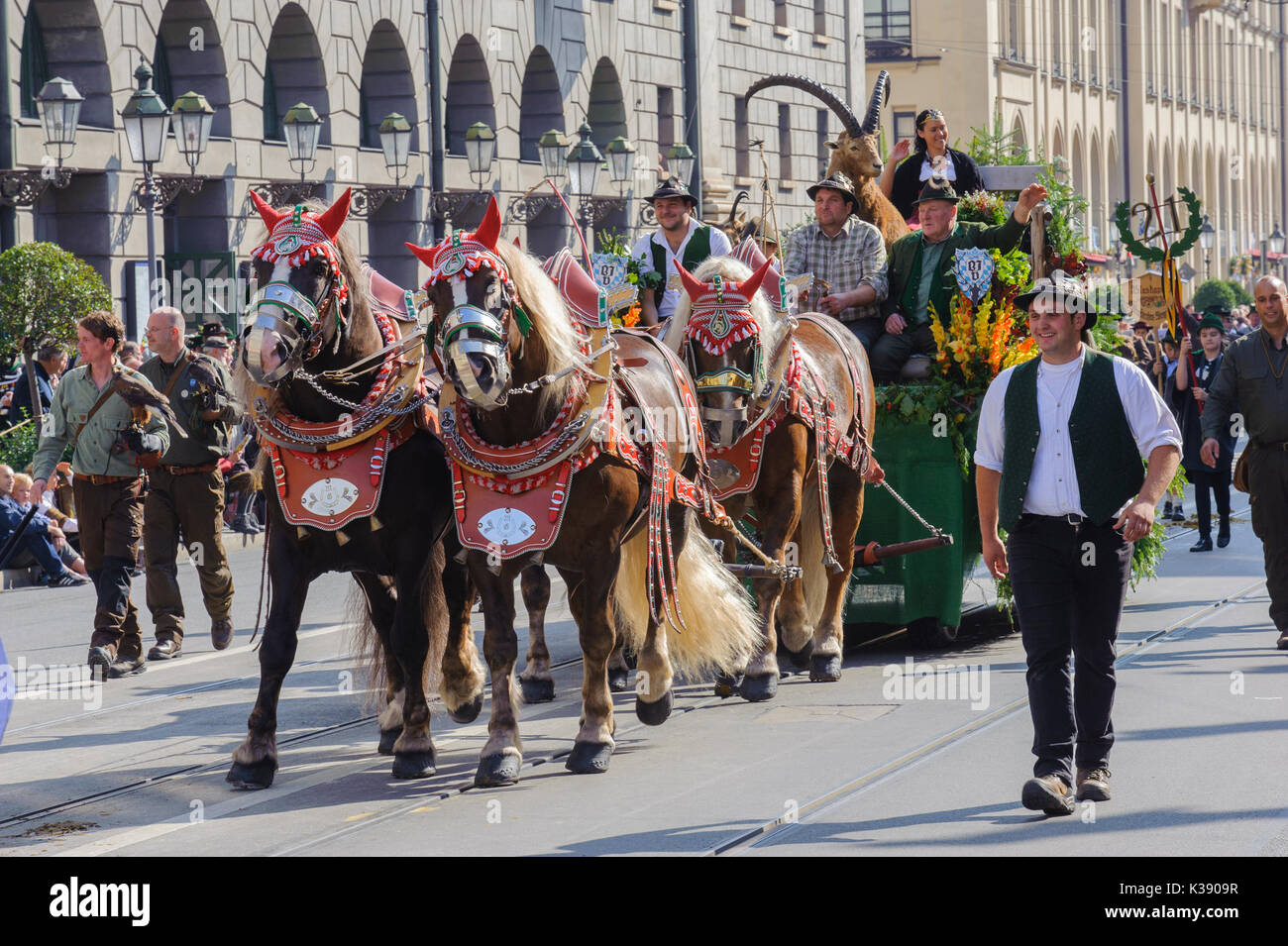 Das Oktoberfest in München ist einer der größten Bier- und Volksfest der Welt. Die öffentliche Eröffnung Parade erfolgt mit 9000 Teilnehmer Stockfoto