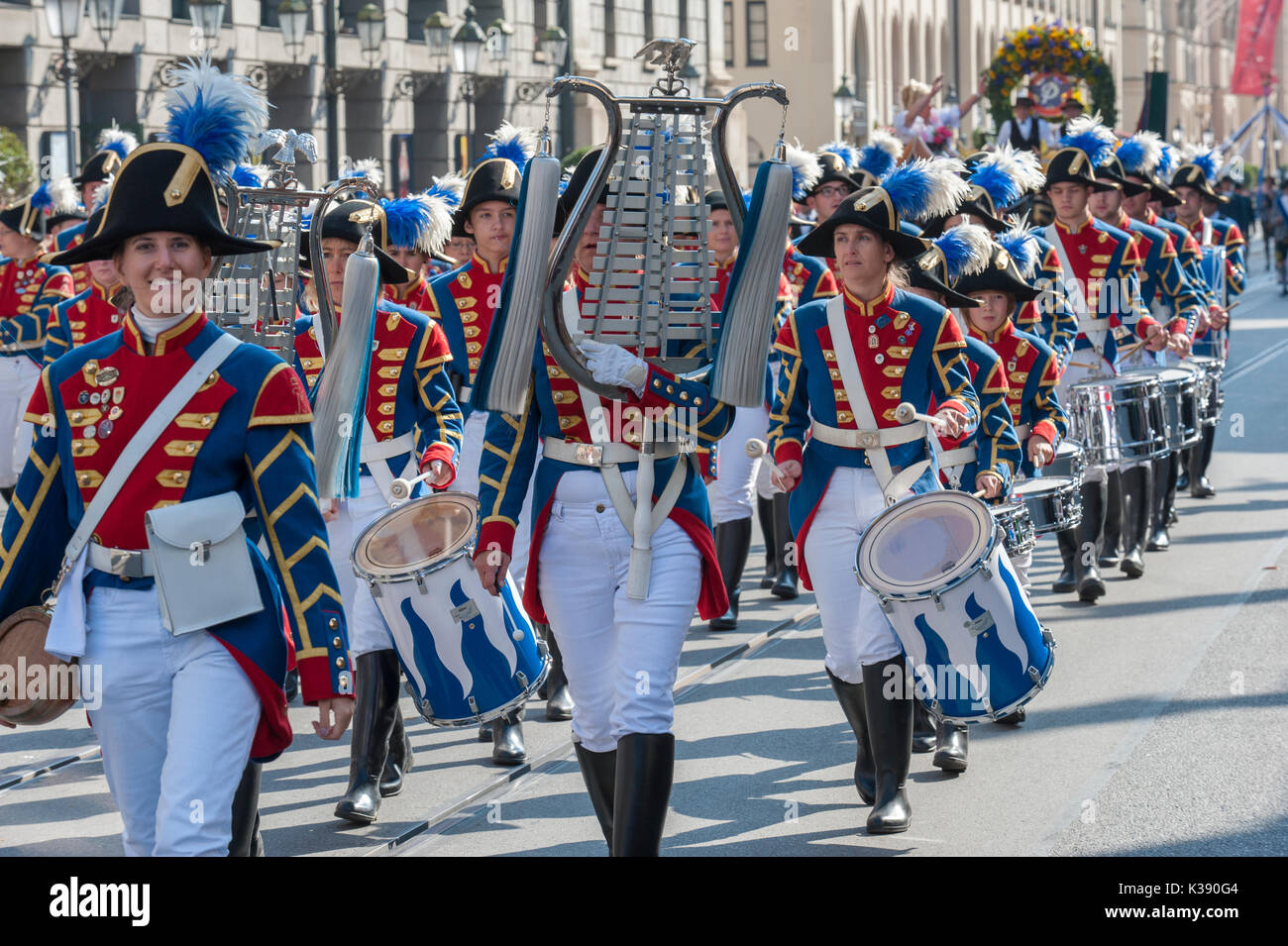 Das Oktoberfest in München ist einer der größten Bier- und Volksfest der Welt. Die öffentliche Eröffnung Parade erfolgt mit 9000 Teilnehmer Stockfoto