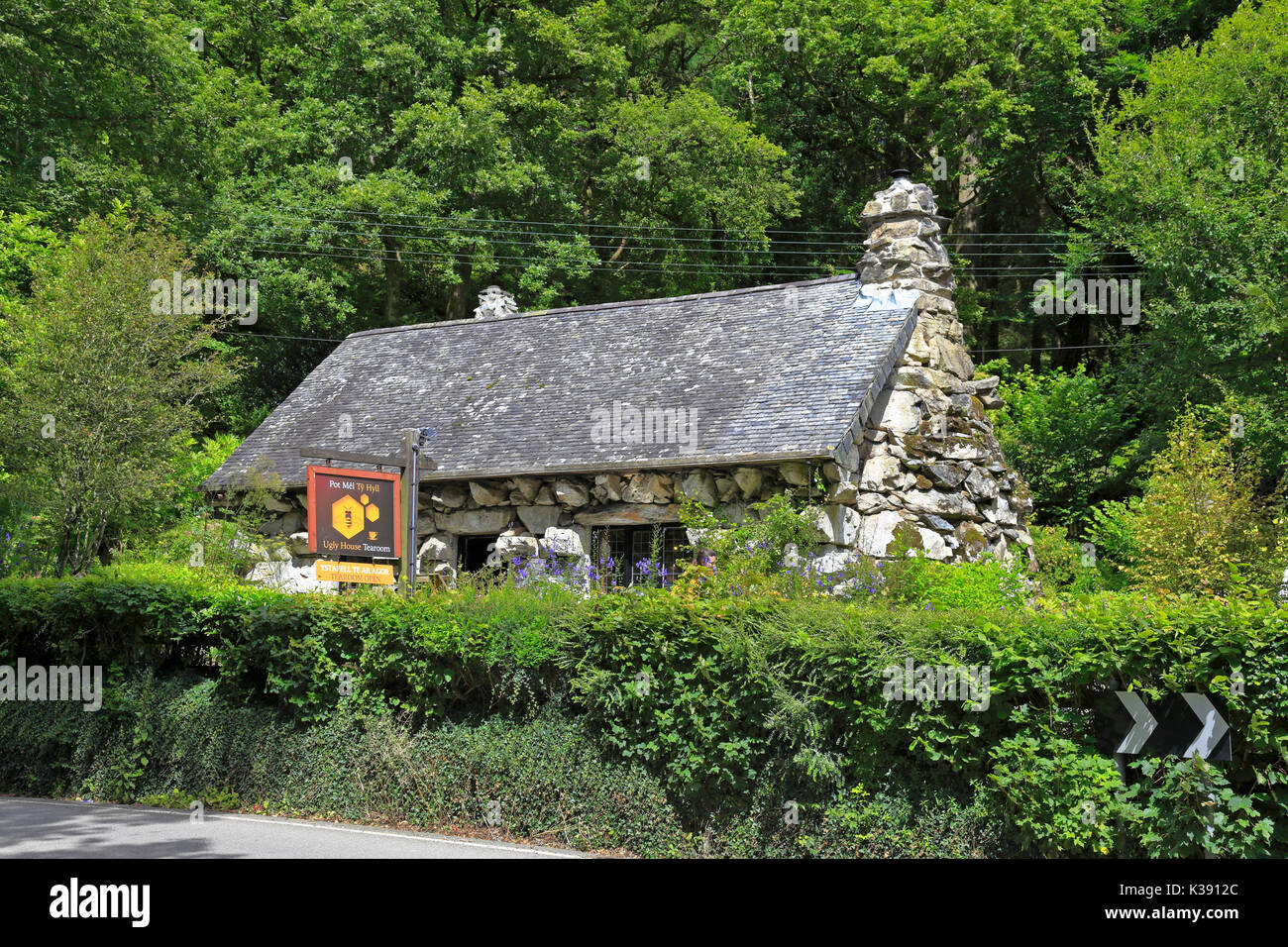 Ty Hyll, das Hässliche Haus, Betws-y-Coed, Snowdonia National Park, Conwy, North Wales, UK. Stockfoto