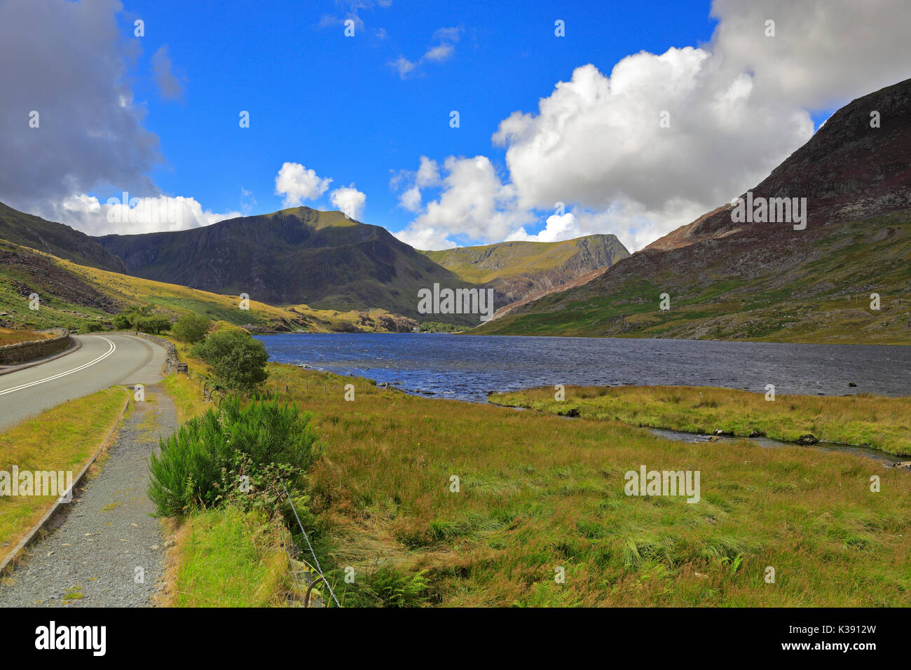 Llyn Glyderau Ogwen und die Berge von Y Garn und Foel Goch und die Carneddau Berge von Pen-OLE-Wen, Snowdonia National Park, North Wales, UK. Stockfoto