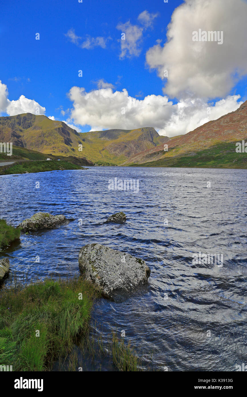 Llyn Glyderau Ogwen und die Berge von Y Garn und Foel Goch und die Carneddau Berge von Pen-OLE-Wen, Snowdonia National Park, North Wales, UK. Stockfoto