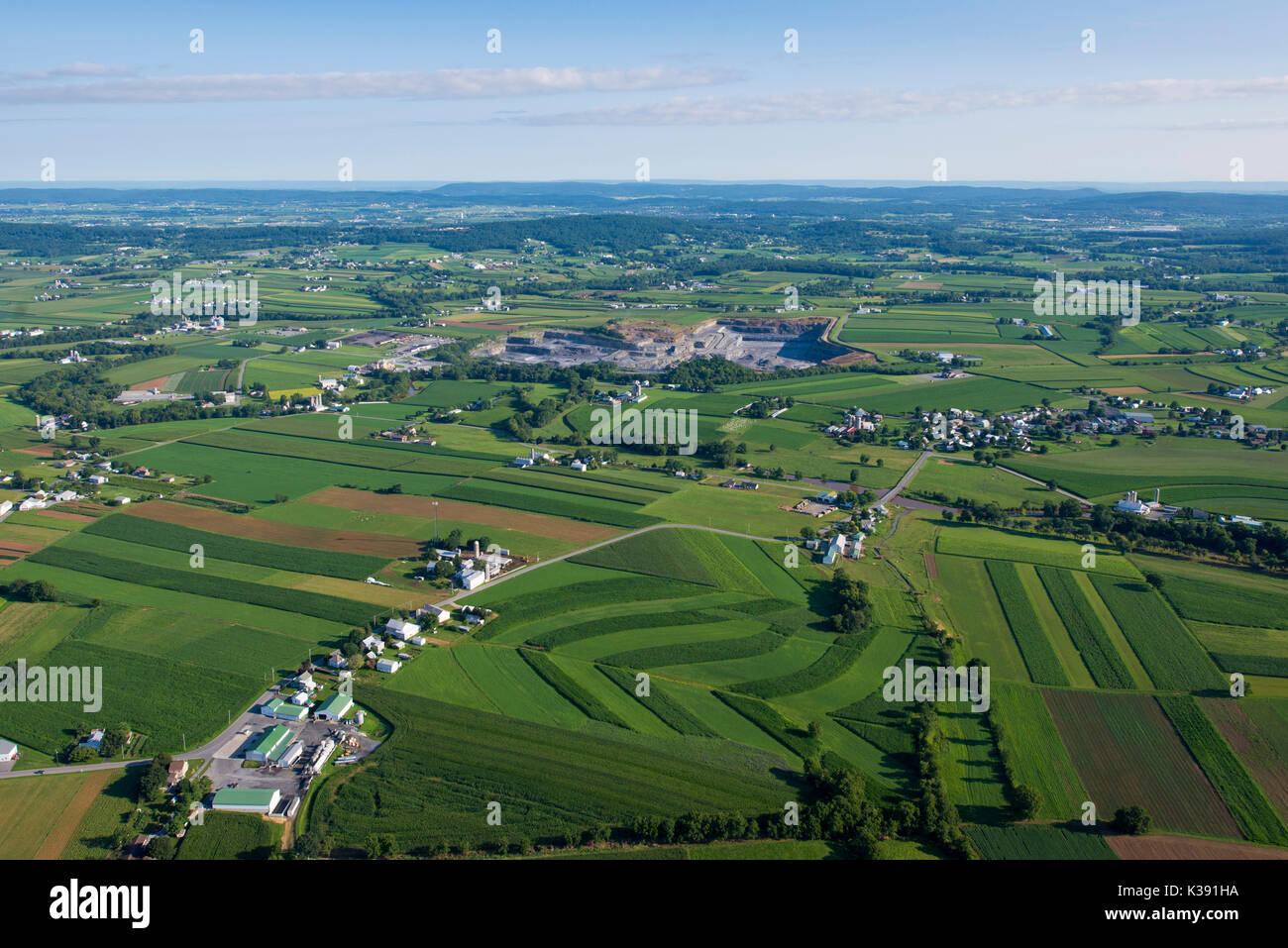 Luftaufnahme von COUNTOURED ACKERLAND UND BURKHOLDER STEINBRUCH, EPHRATA PA Stockfoto