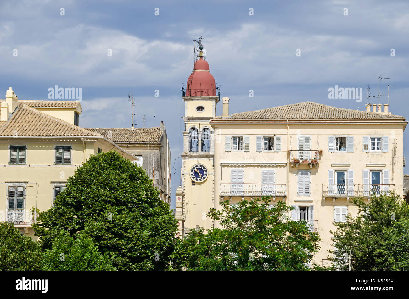 Korfu, Griechenland - Juni 7, 2017: Der Glockenturm des Heiligen Spyridon Kirche und Apartments mit Balkon in der Altstadt von Korfu. Stockfoto