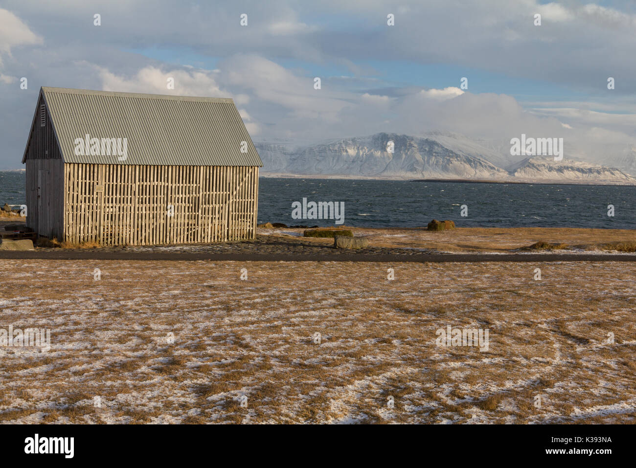 Fische trocknen Hütte am Meer entlang in Reykjavik, Island. Stockfoto