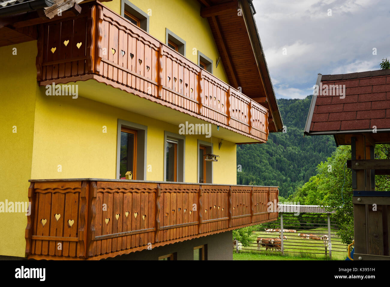 Gelbe alpenländischen Stil Haus mit Holz Balkon und Cika Vieh in den Hinterhof Feld in der Region Gorenjska Selo Dorf in Bled Slowenien Stockfoto