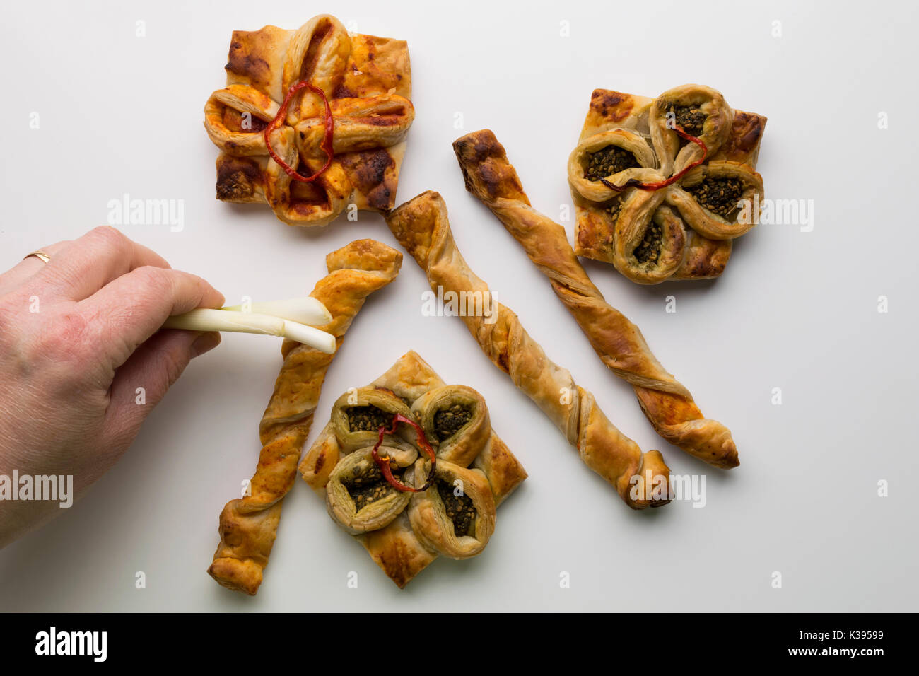 Traditionelle syrischen Gebäck essen oder Kuchen mit Thymian oder Gemüse zum Mittagessen oder Frühstück. Hausgemachte orientalische gebackene Gerichte. Stockfoto