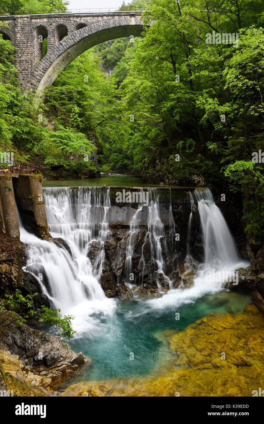 Einzigen bogen Brücke aus Stein für Bohinj Bahnhof über die radovna River Valley an der Schlucht Vintgar mit Wasserfällen im Dam Schleuse tor Slowenien Stockfoto