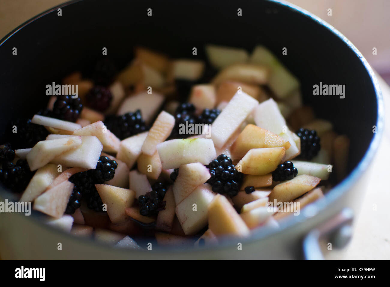 Vorbereitet, home-grown Äpfel und wilde Brombeeren, bereit, für das Kochen. Harriet baggley Stockfoto