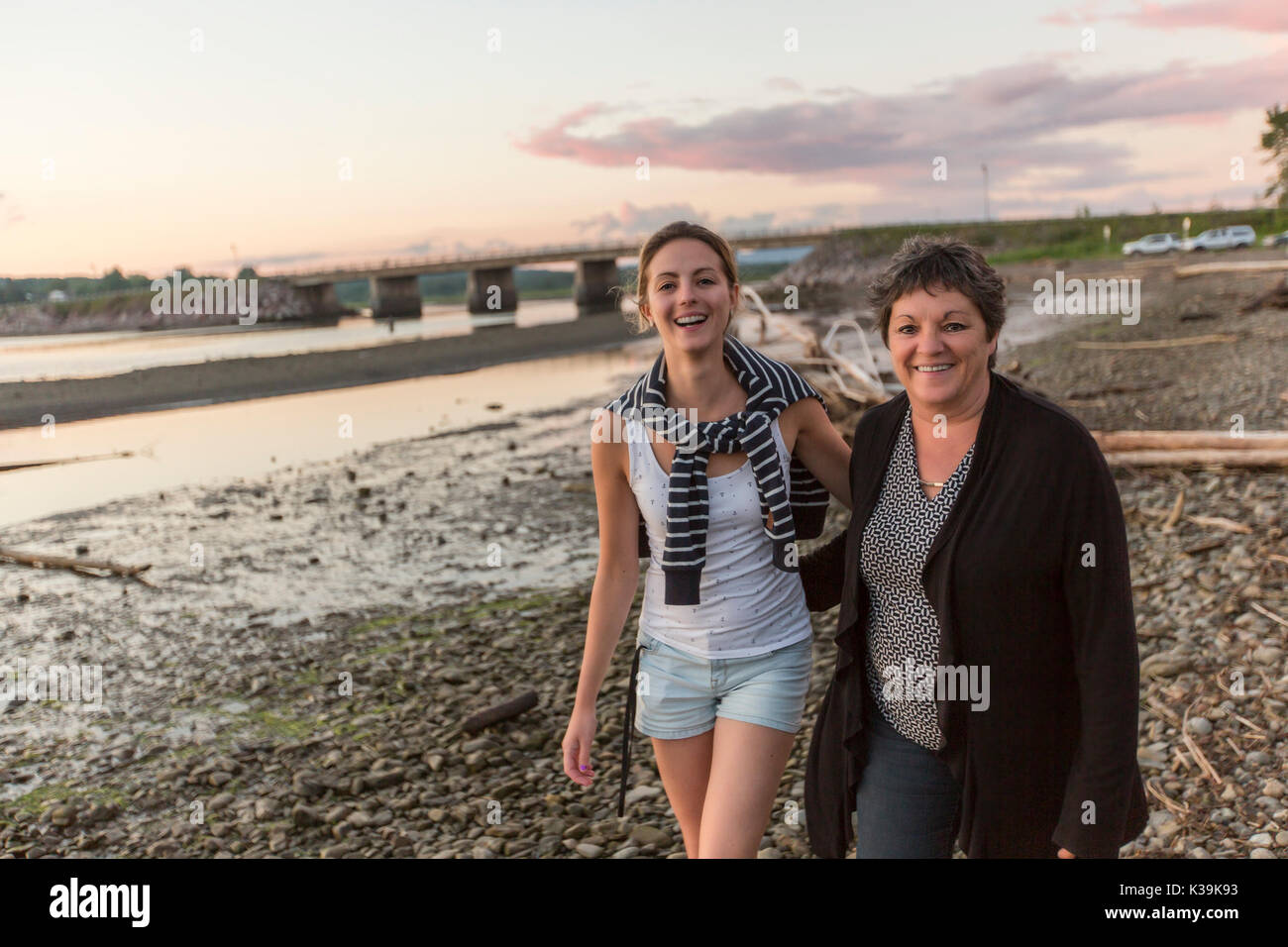 Mutter mit Tochter auf See Stockfoto