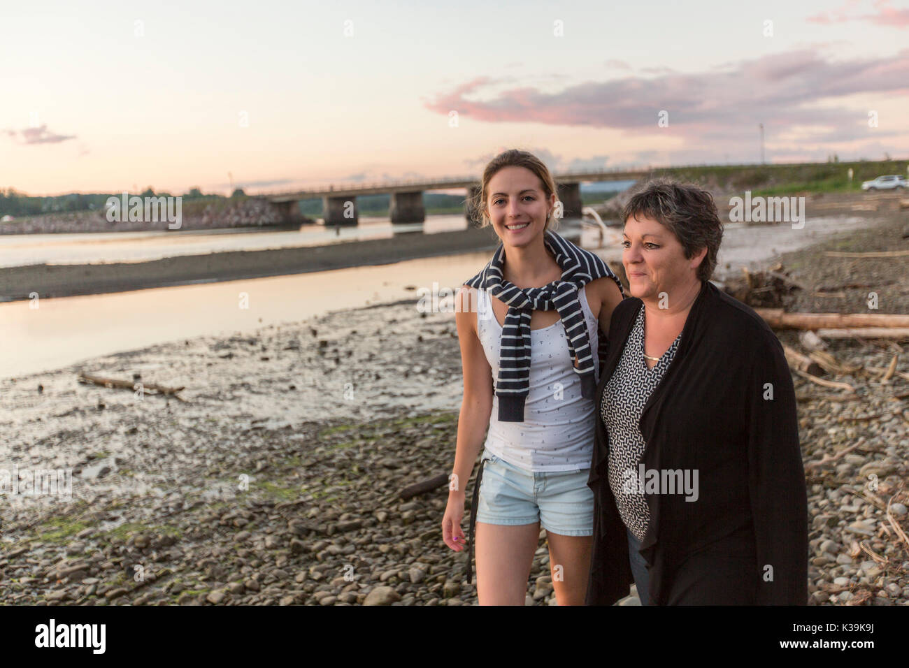 Mutter mit Tochter auf See Stockfoto
