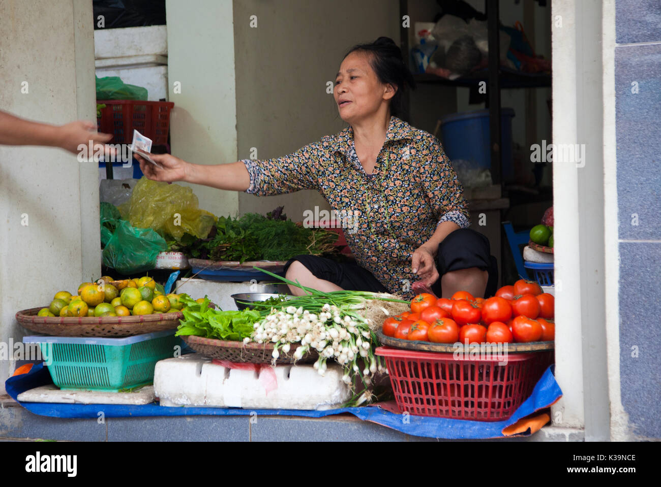 Der Anbieter gibt ein Kunde an einem Markt in South Vietnam am 20.Oktober 2011 Stockfoto