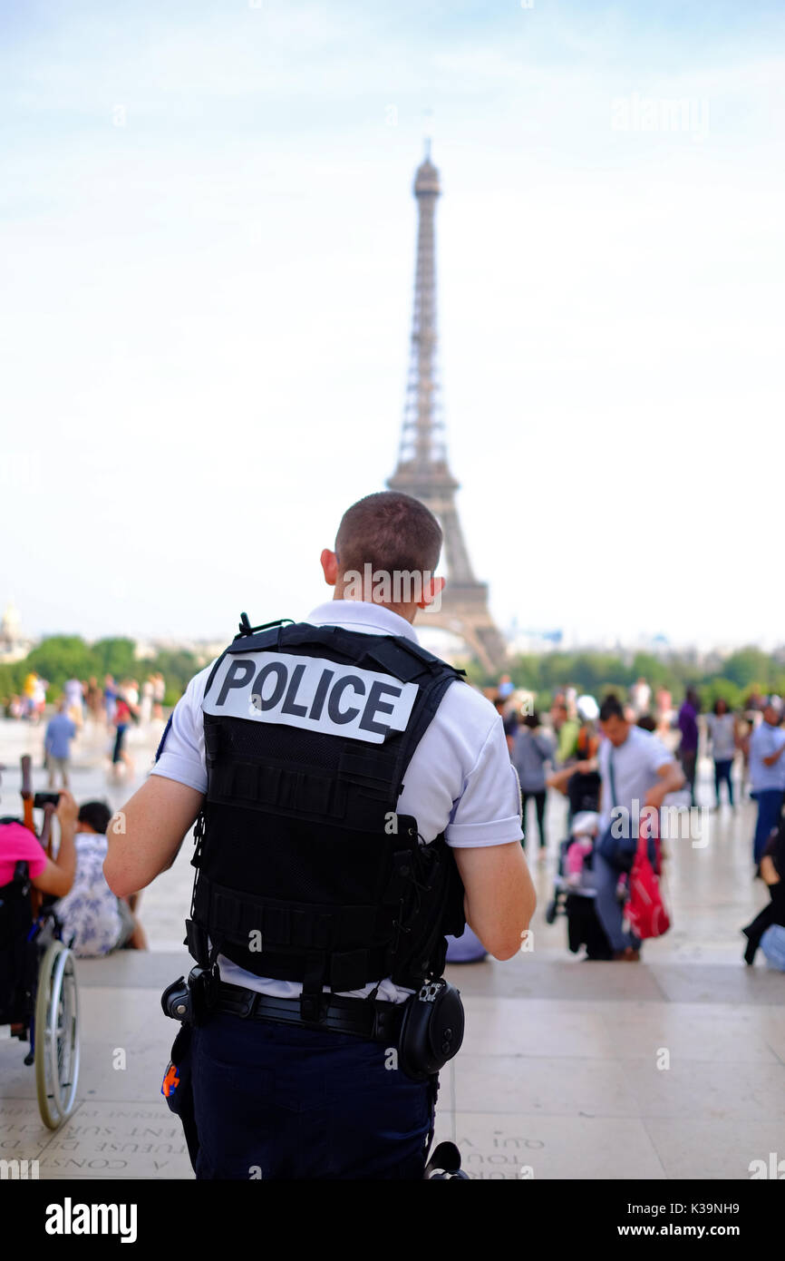 Bewaffneten französischen Polizei Patrouille in den Straßen von Paris und den Eiffelturm als Reaktion auf den Terror alert in Frankreich, Schutz der touristischen Orte & Sehenswürdigkeiten Stockfoto