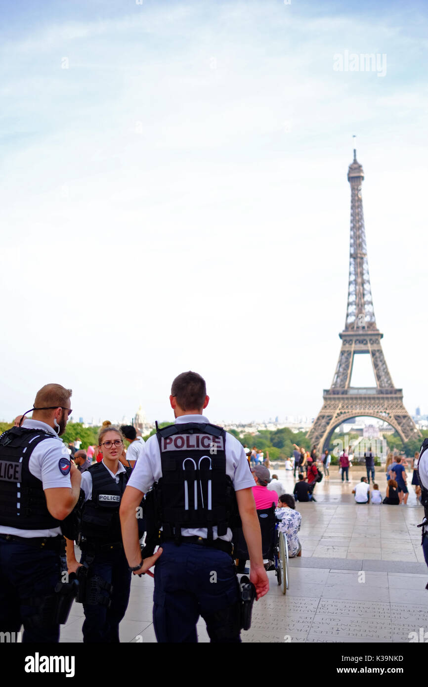 Bewaffneten französischen Polizei Patrouille in den Straßen von Paris und den Eiffelturm als Reaktion auf den Terror alert in Frankreich, Schutz der touristischen Orte & Sehenswürdigkeiten Stockfoto