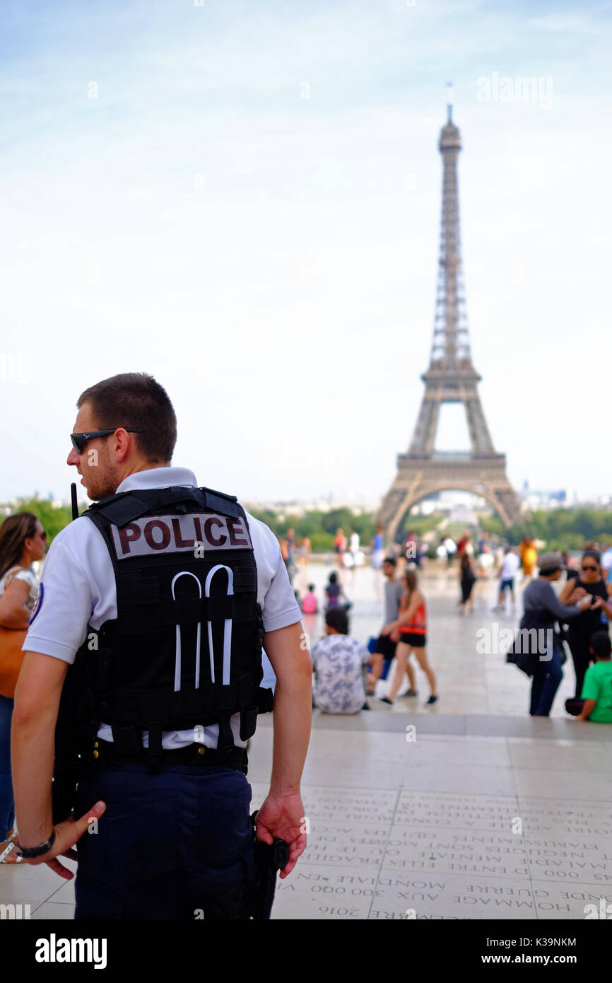 Bewaffneten französischen Polizei Patrouille in den Straßen von Paris und den Eiffelturm als Reaktion auf den Terror alert in Frankreich, Schutz der touristischen Orte & Sehenswürdigkeiten Stockfoto