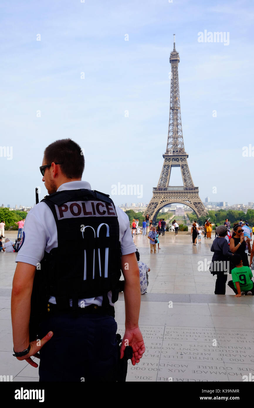Bewaffneten französischen Polizei Patrouille in den Straßen von Paris und den Eiffelturm als Reaktion auf den Terror alert in Frankreich, Schutz der touristischen Orte & Sehenswürdigkeiten Stockfoto