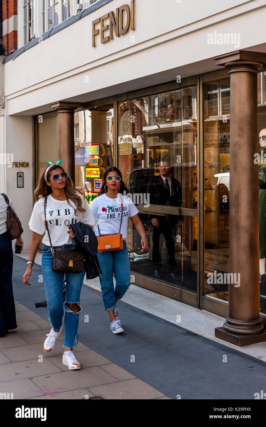 Modische junge Frauen Shopping in New Bond Street, London, UK Stockfoto