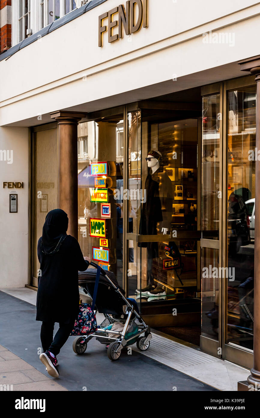 Eine muslimische Frau das Tragen einer Burka Shopping in der Fendi Luxus  Mode Store in New Bond Street, London, UK Stockfotografie - Alamy