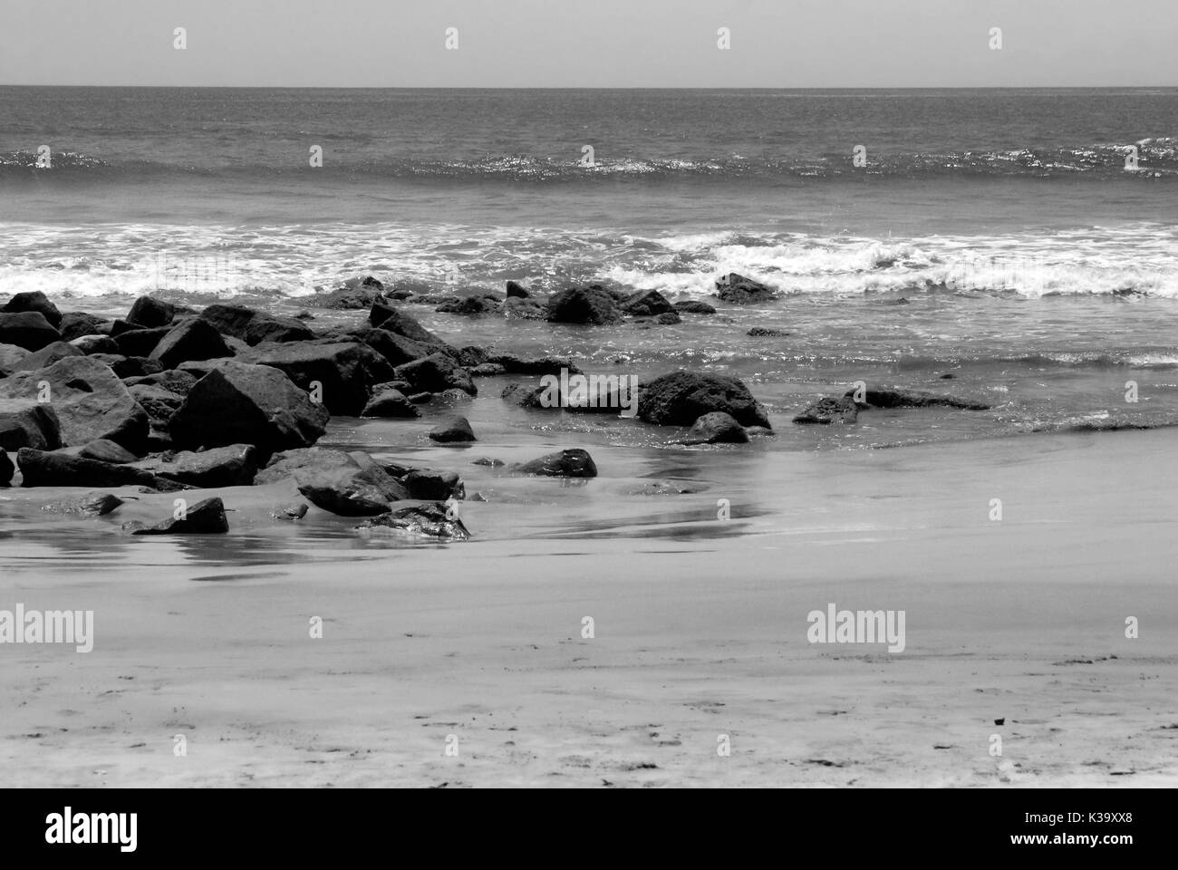 Einige Felsen auf der Mazatlan Strand an einem sonnigen Tag. Stockfoto