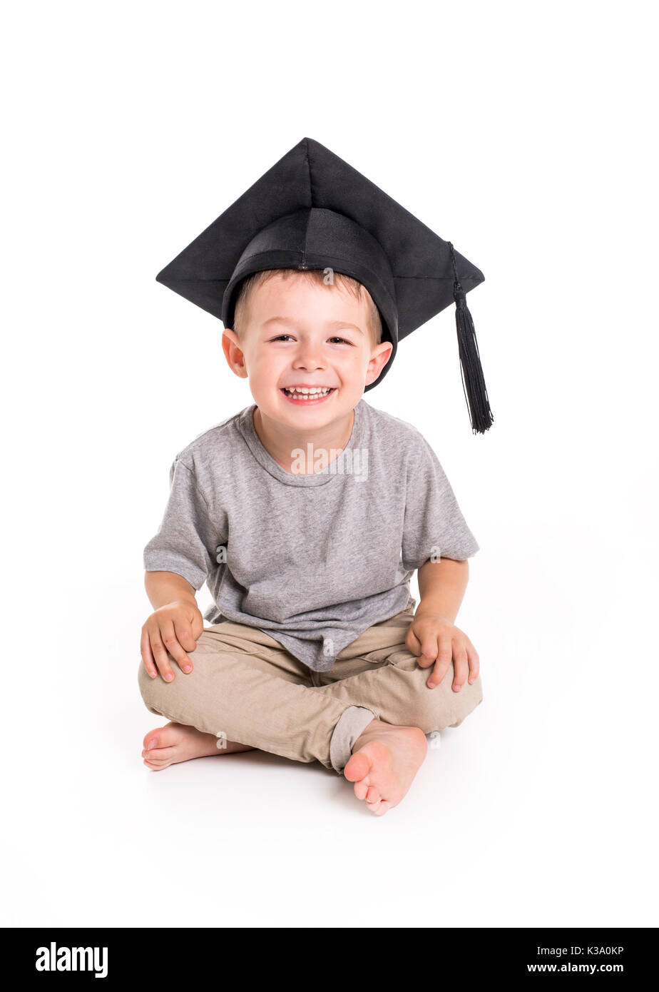 Adorable vier Jahre altes Kind Junge trägt einen Mörser. Stockfoto