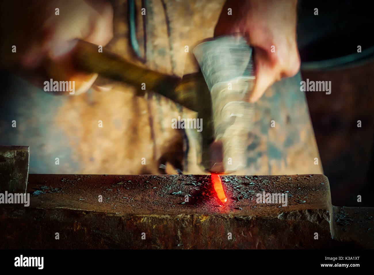 Ein Wisconsin Schmied, der sein Handwerk auf einen Stick von Eisen. Stockfoto