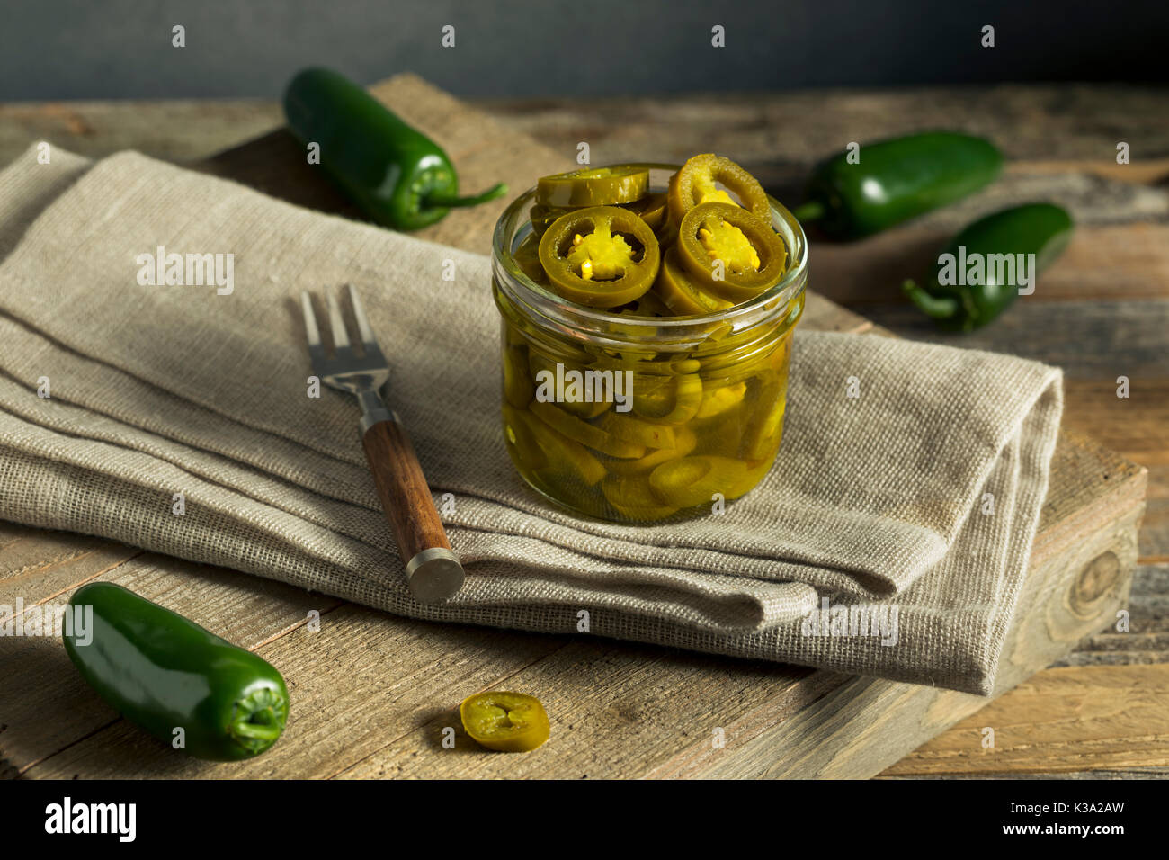 Grüne Organische eingelegte Jalapenos in einem Glas Stockfoto