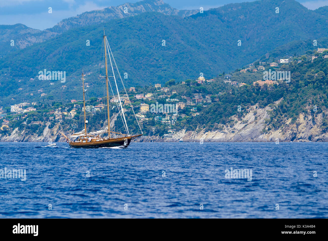 Segeln im Mittelmeer vor Portofino, Cinque Terre, Italien Stockfoto