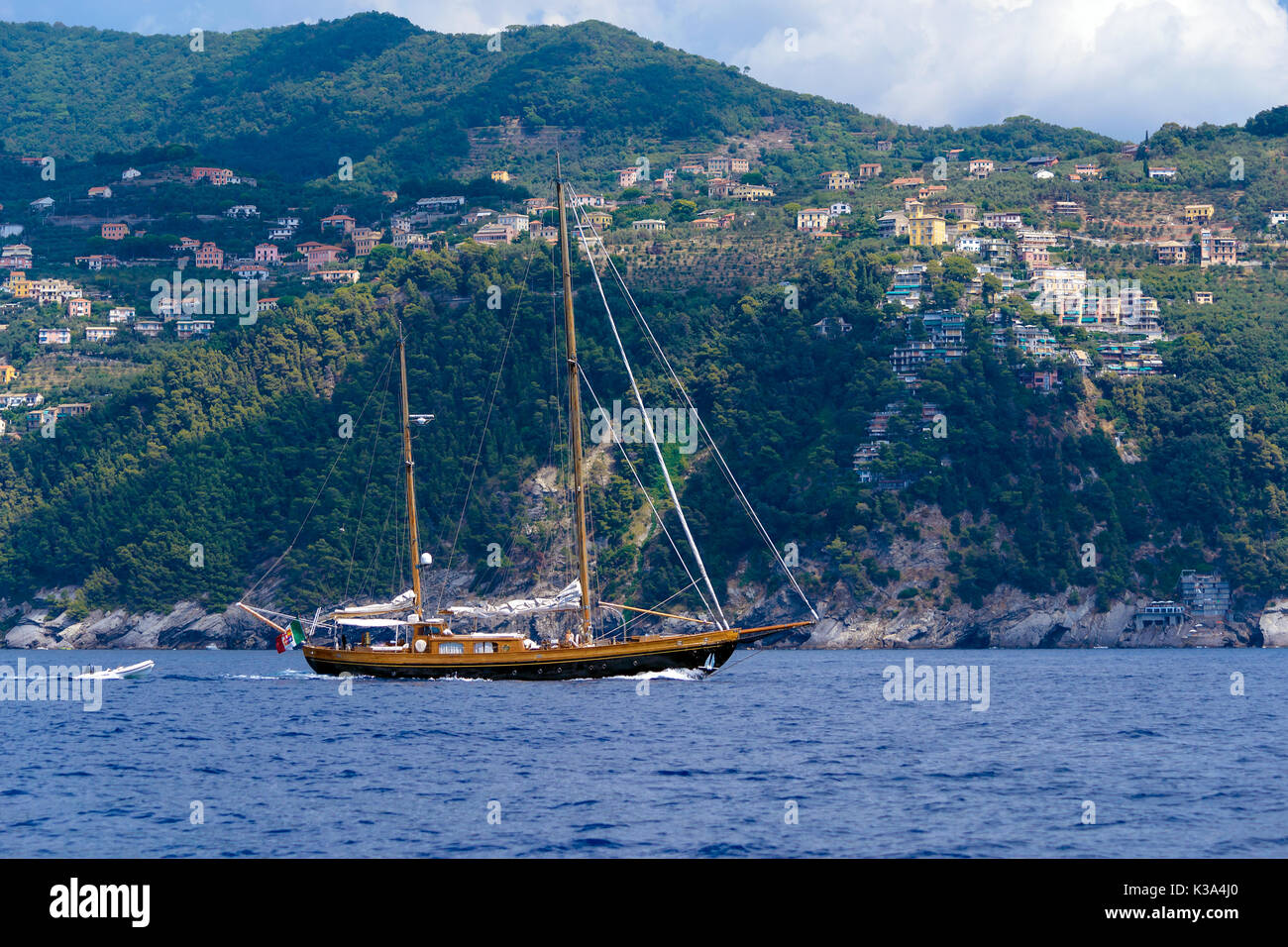 Segeln im Mittelmeer vor Portofino, Cinque Terre, Italien Stockfoto