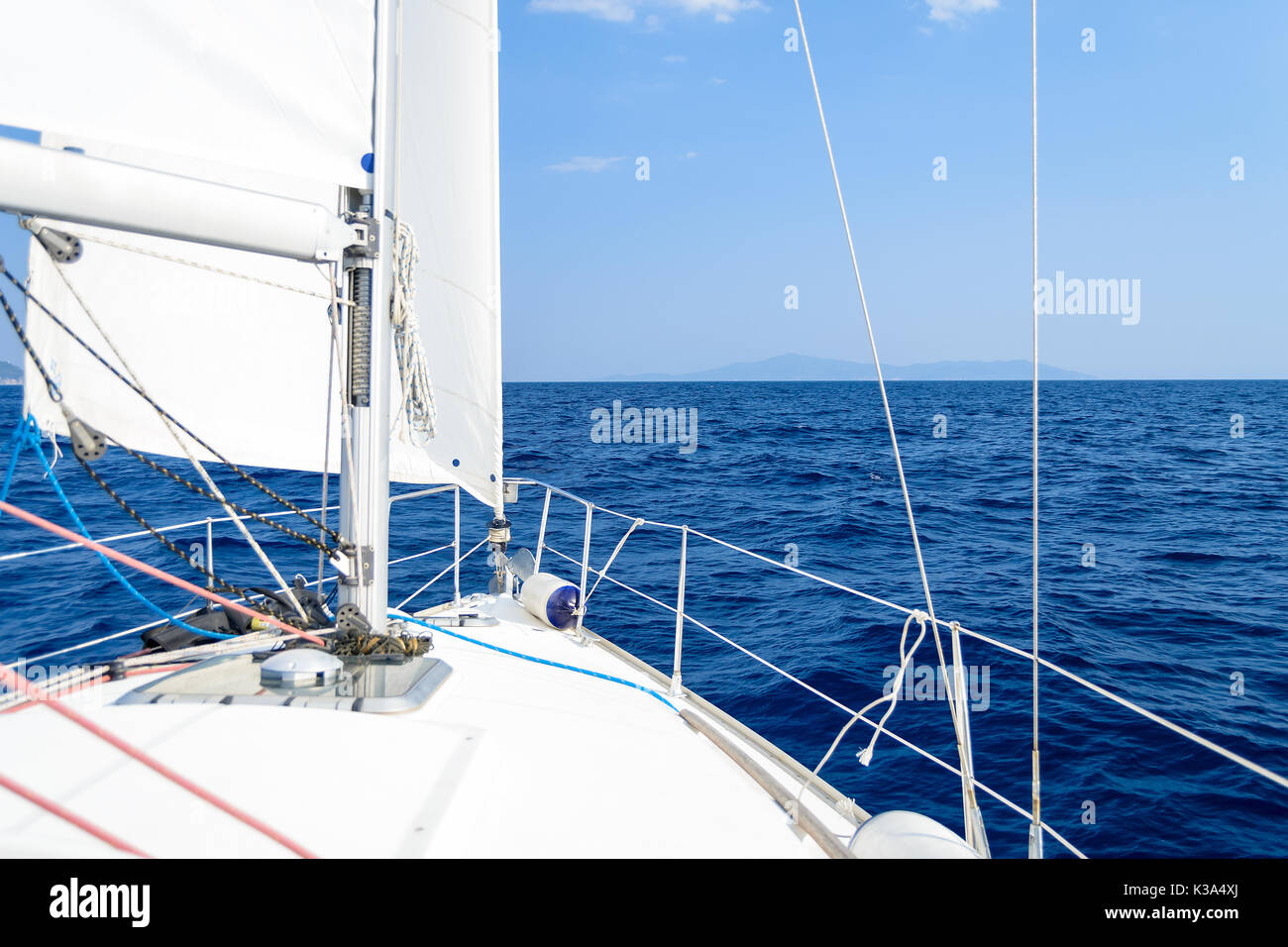 Tour im Segelboot in Mittelmeer, Ligurisches Meer Alassio, Italien Stockfoto