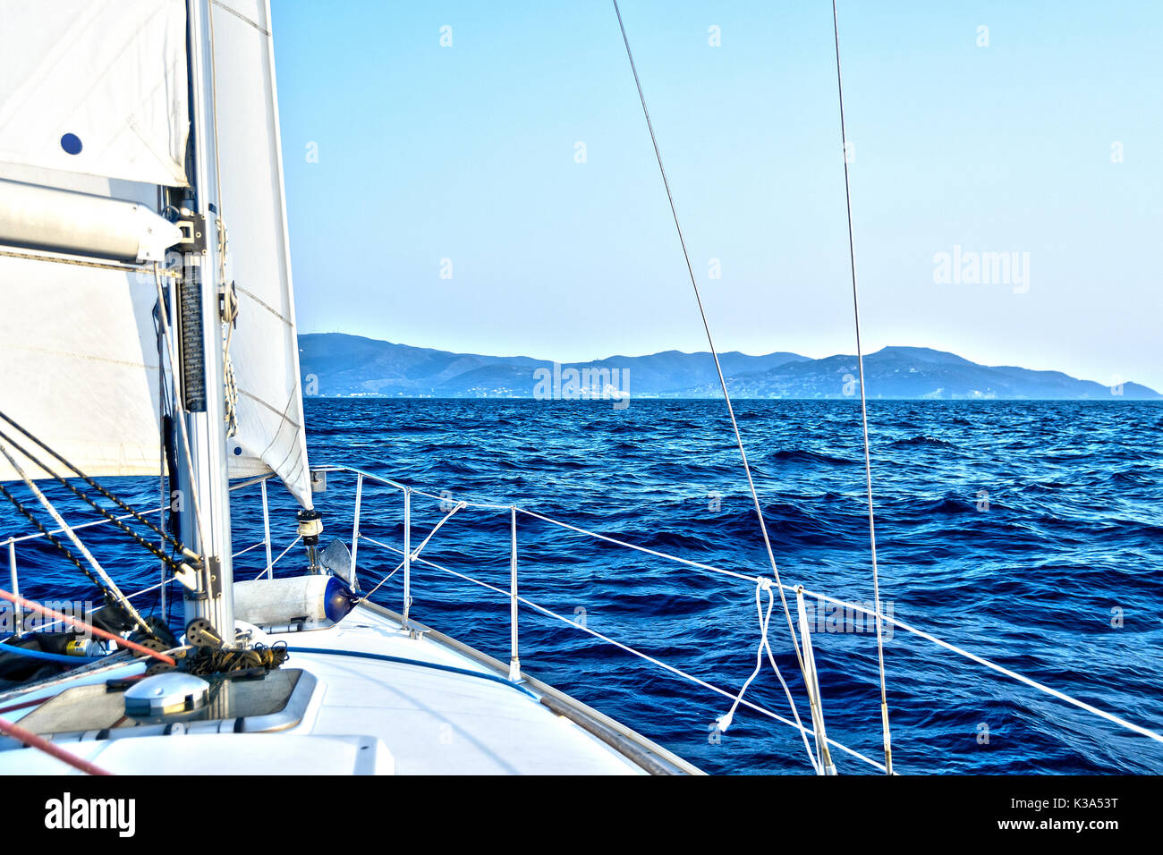 Tour im Segelboot in Mittelmeer, Ligurisches Meer Alassio, Italien Stockfoto