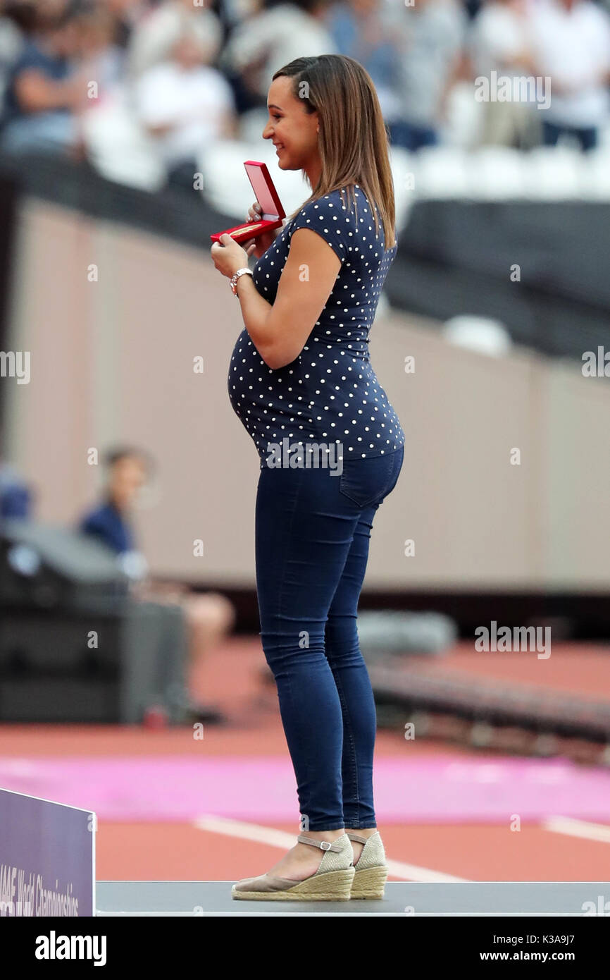 Eine schwangere Jessica Ennis-Hill Empfangen eines Re-Goldmedaille für 2011 Siebenkampf Titel bei der IAAF World Championships 2017, Queen Elizabeth Olympic Park, Stratford, London, UK. Stockfoto