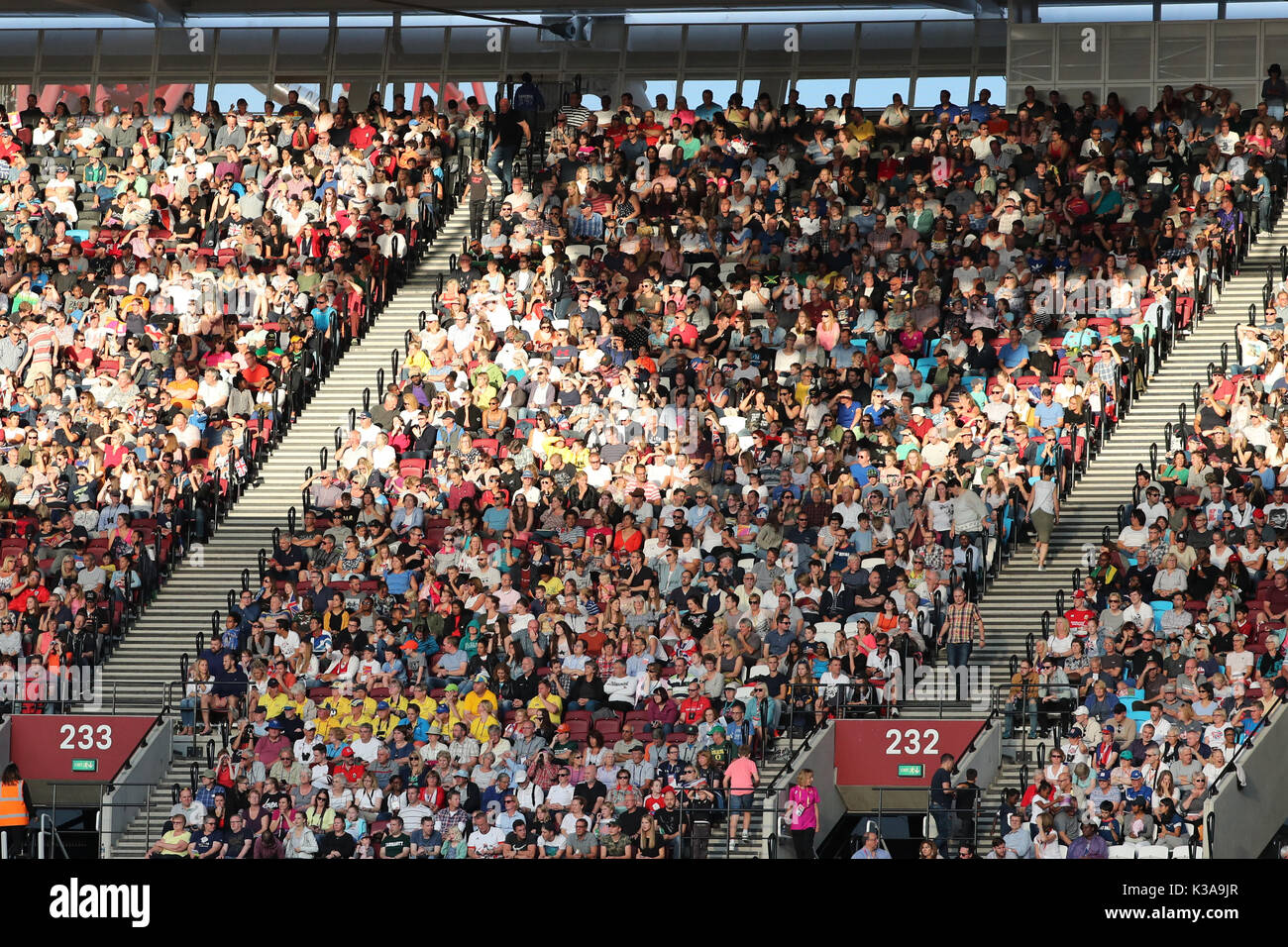 Zuschauer genießen die 2017 IAAF Weltmeisterschaften, Queen Elizabeth Olympic Park, Stratford, London, UK, 6. August 2017 Stockfoto