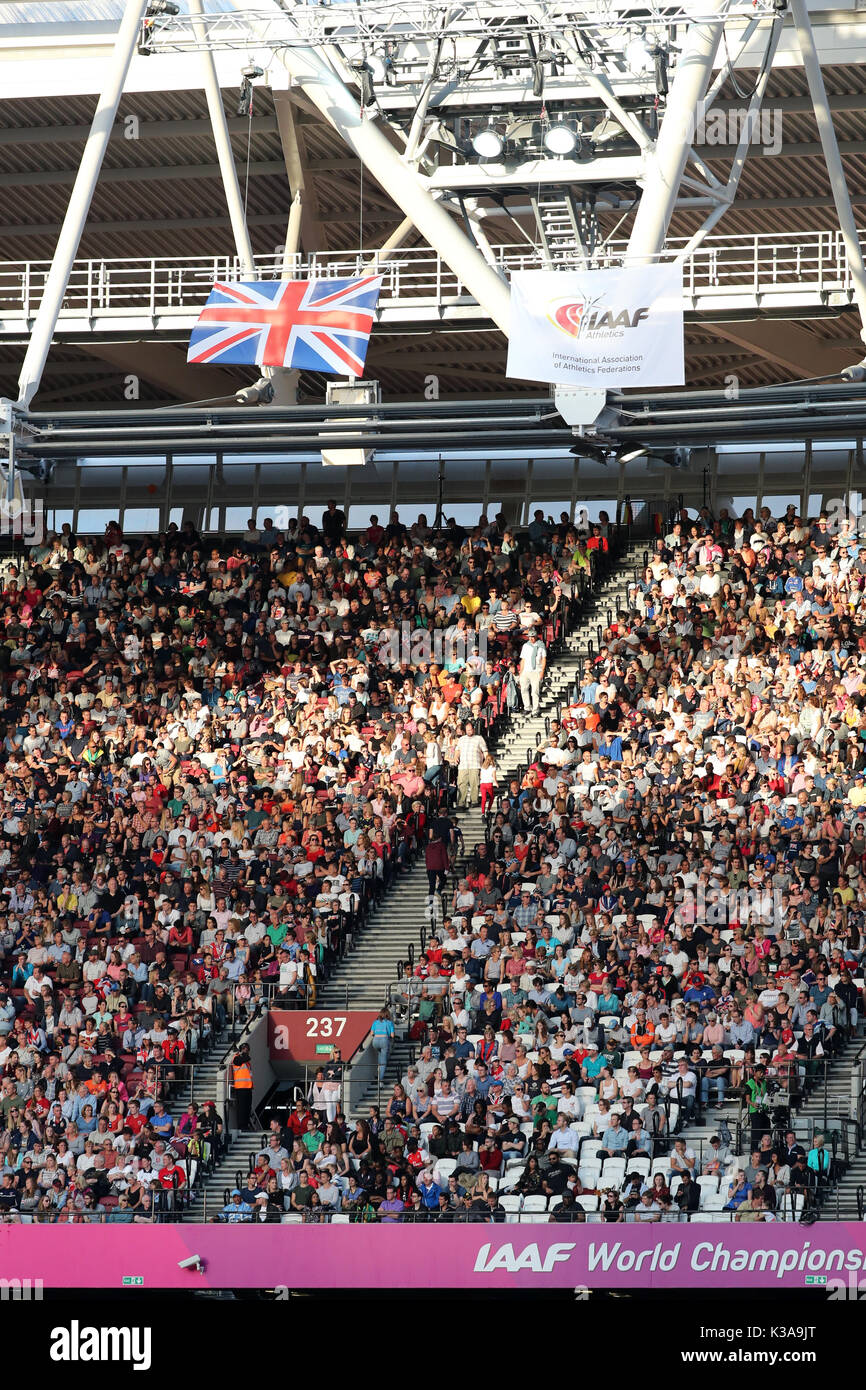 Zuschauer genießen die 2017 IAAF Weltmeisterschaften, Queen Elizabeth Olympic Park, Stratford, London, UK, 6. August 2017 Stockfoto