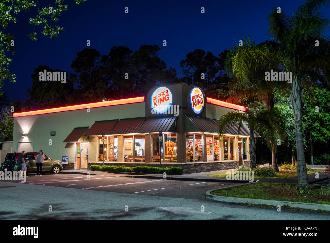 Florida, Palm Coast, Burger King, Restaurant Restaurants Essen Essen Essen Essen Essen gehen Cafe Cafes Bistro, Hamburger Kette, draußen, abends, Beleuchtung, Fr. Stockfoto