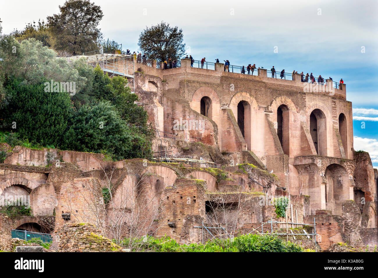 Palatinhügel Forum Romanum, Rom, Italien. Forum umgebaut von Julius Caesar in 46 v. Chr.. Palatinhügel ist, wo die Kaiser ihre Paläste hatte. Stockfoto