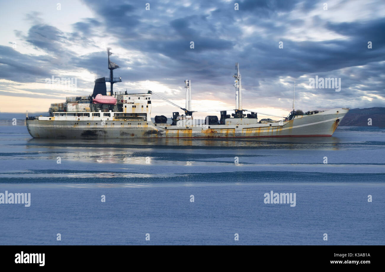 Frachtschiff im Ozean in den Himmel Stockfoto