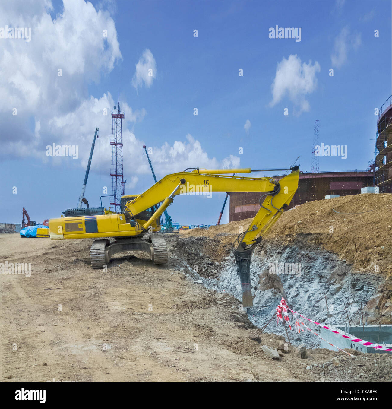 Hydraulischen Brecher für Bagger auf der Website von Rock Zerstörung Stockfoto
